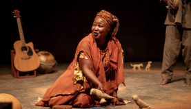 Création : PHÉNIX — Chant de poussière et d’éternité. Conte théâtral et musical en théâtre d’objets (+9 ans), en coopération artistique avec le Burkina Faso.